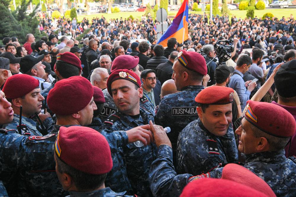 В Кремле отказались поддержать какую-либо сторону конфликта в Армении