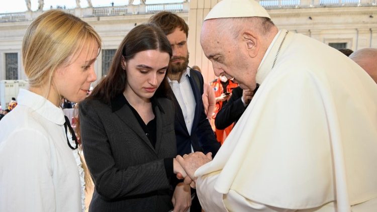 Папа римский на встрече с жёнами боевиков "Азова". Фото © vaticannews.va