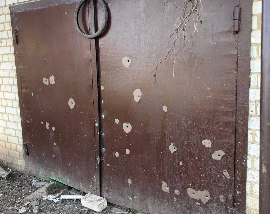 Осколочное попадание в ворота гаража частного дома в Солохе после обстрела ВСУ. Фото © Telegram / Настоящий Гладков