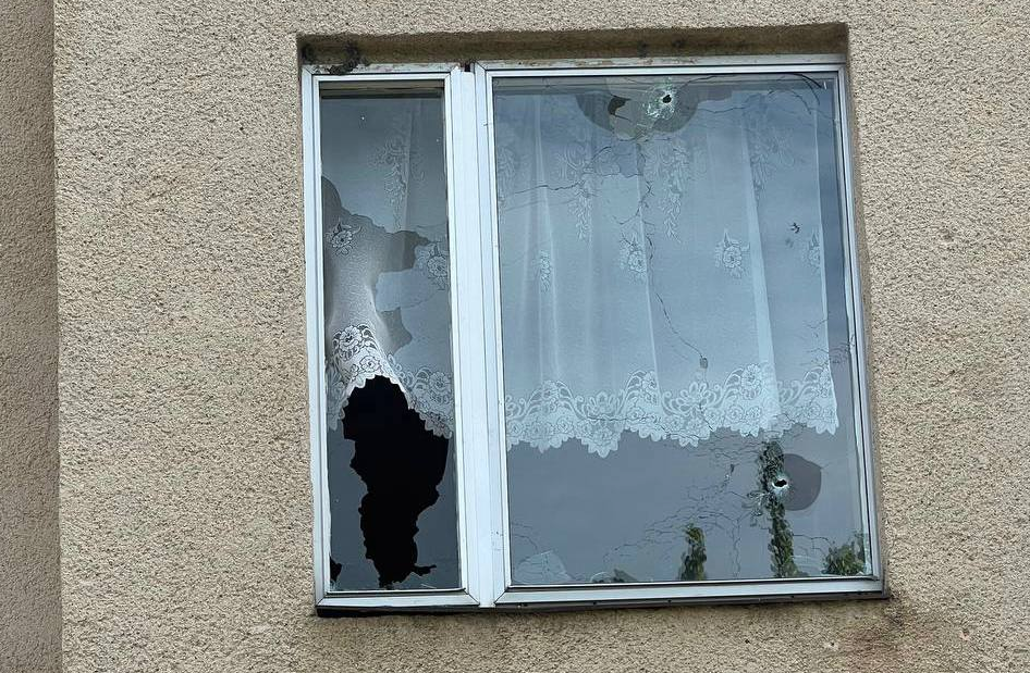 Выбиты стёкла одного из частных домов в Солохе от обстрелов ВСУ. Фото © Telegram / Настоящий Гладков