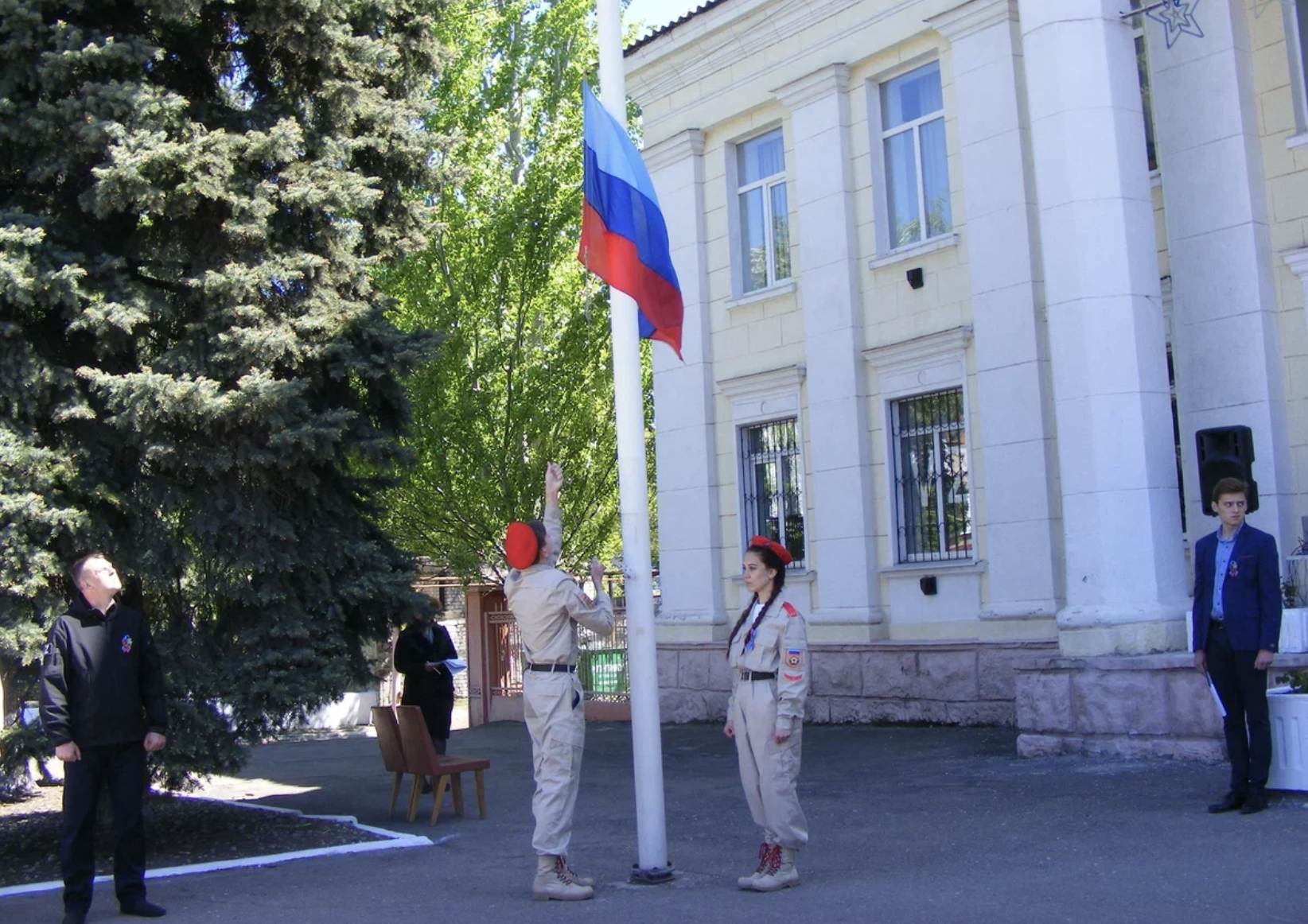 Церемония поднятия государственного флага ЛНР в Перевальске. Фото © Местная администрация