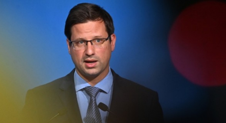 <p>Венгрия открыла счёт в евро, на который зачисляется стоимость газа в евро, а затем банк конвертирует её в рубли... Помимо нас так делает ещё девять стран, но они не говорят, что поступают так же. Просто потому, что в Европе сейчас "быть хорошим" означает, что руководство страны не говорит честно со своим народом и в международной жизни</p>