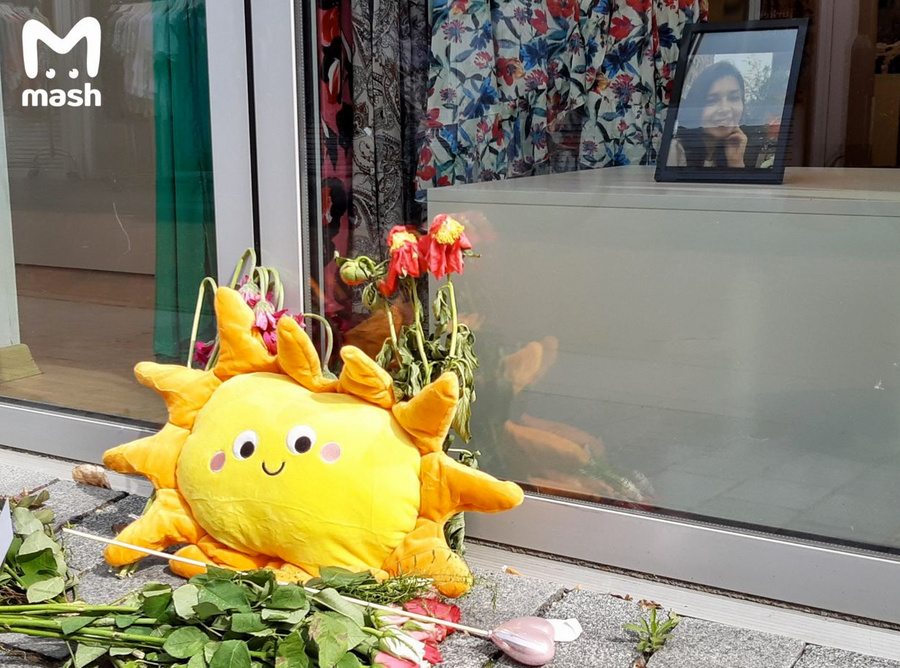 <p>К магазину, где работала убитая в Нидерландах пермячка, несут цветы. Фото © Telegram / <a href="https://t.me/breakingmash/34749" target="_blank" rel="noopener noreferrer">Mash</a></p>