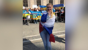 В Мюнхене девушка с флагом РФ станцевала на фоне украинцев, но извинилась перед русскими