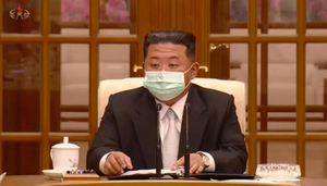 Ким Чен Ын впервые за пандемию появился на публике в маске