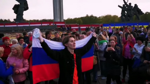 Мать юноши, задержанного с флагом РФ у мемориала в Риге: Хотел высказаться о добре и мире