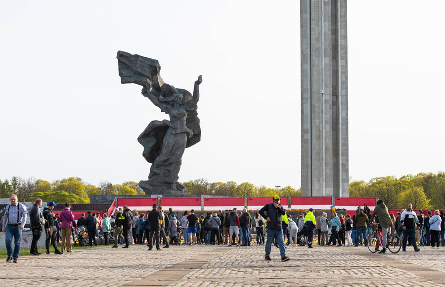 <p>Возложение цветов к памятнику Освободителям в Риге. Обложка © ТАСС / Таисия Воронцова</p>