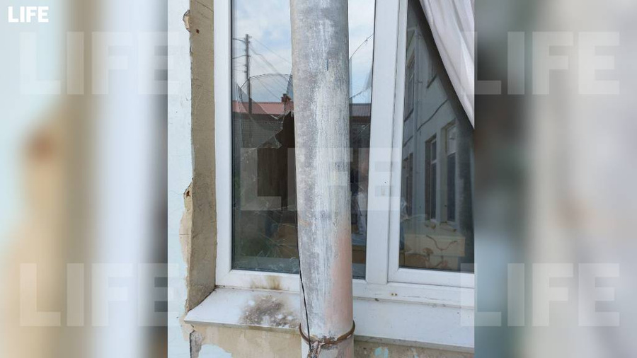 Разбитое окно в здании Администрации села Плешково под Тюменью, которое пытались поджечь. Фото © LIFE