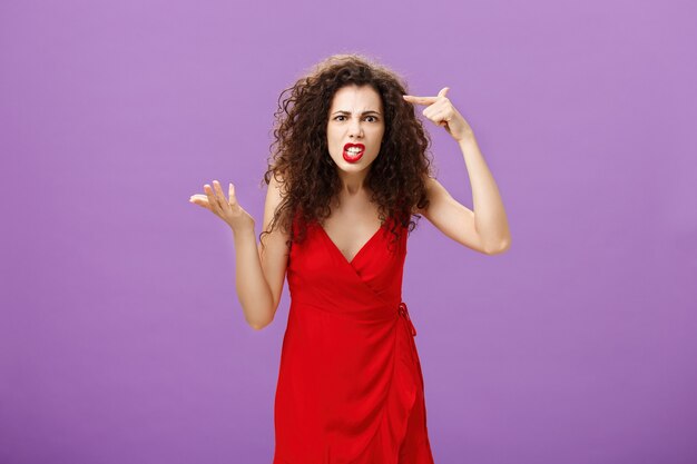 5 привычек, по которым мужчины вычисляют глупых женщин