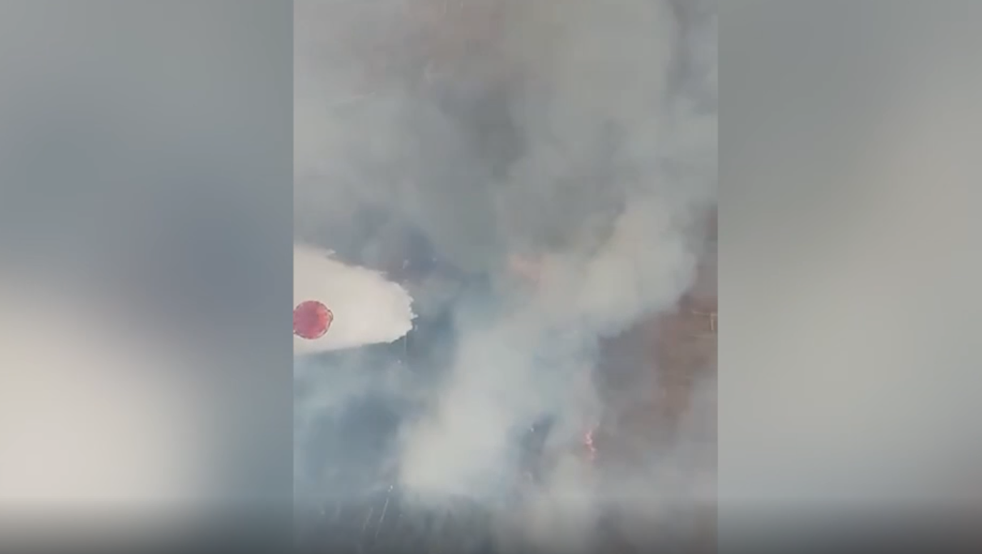 Губернатор Тюменской области показал видео тушения пожара с помощью вертолёта Ми-8