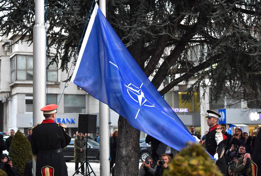 Бывший советник президента Франции Анри Гено: Двери в НАТО необходимо закрыть