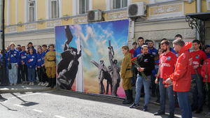 Активисты МГЕР и "Волонтёрской роты" провели акцию по защите памятника Освободителям Риги