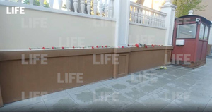 К Посольству Латвии в Москве несут цветы в знак защиты памятника Освободителям в Риге