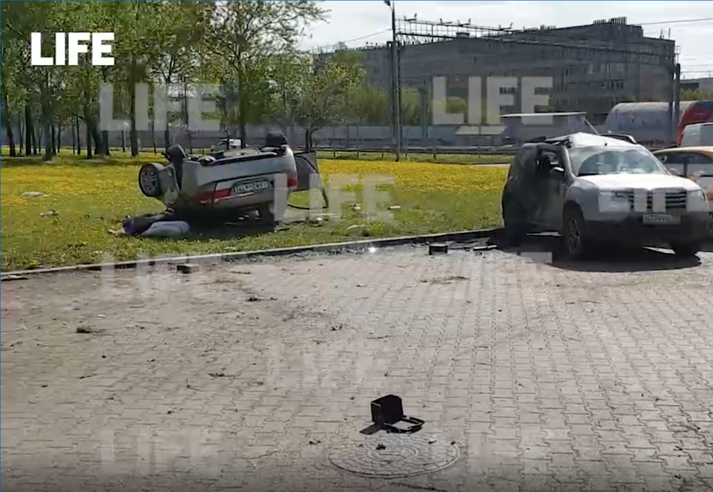 В Москве автомобиль на полной скорости влетел в ограждение и перевернулся