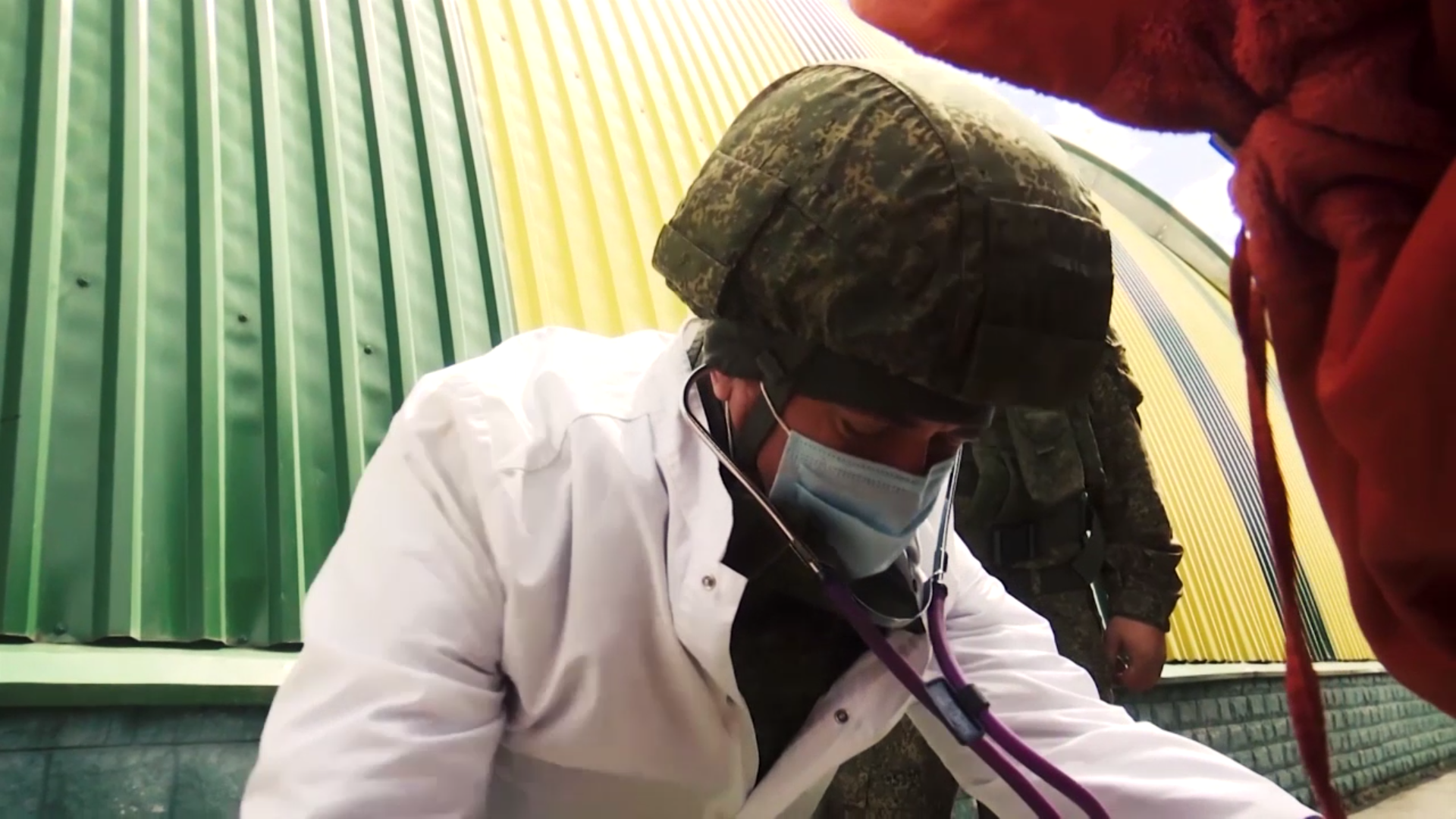 Российские военные оказали медицинскую помощь жителям Харьковской области