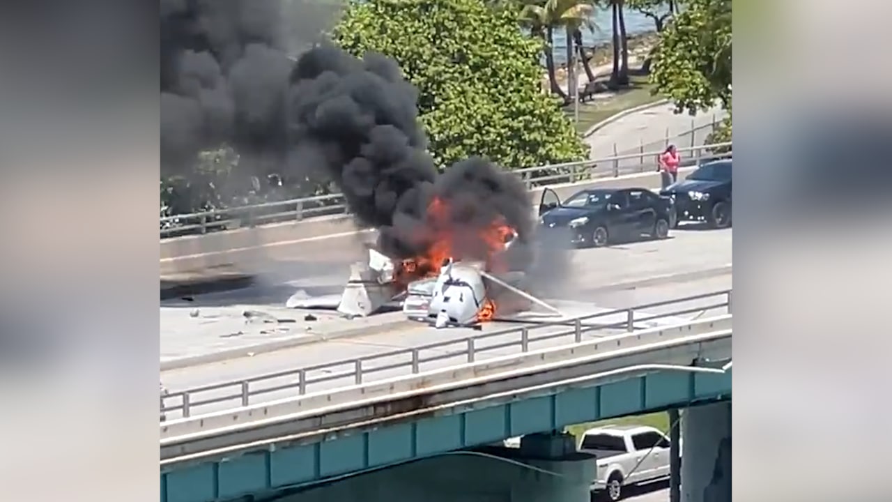 В Майами самолёт рухнул на мост и загорелся