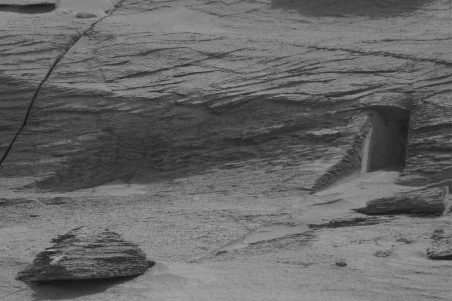 Таинственный "дверной проём" в марсианской скале. Фото © Мars.nasa.gov