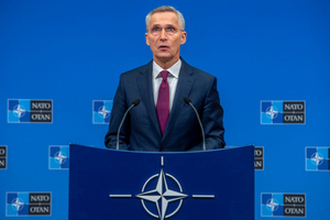 Столтенберг: НАТО должно наращивать военную помощь Украине