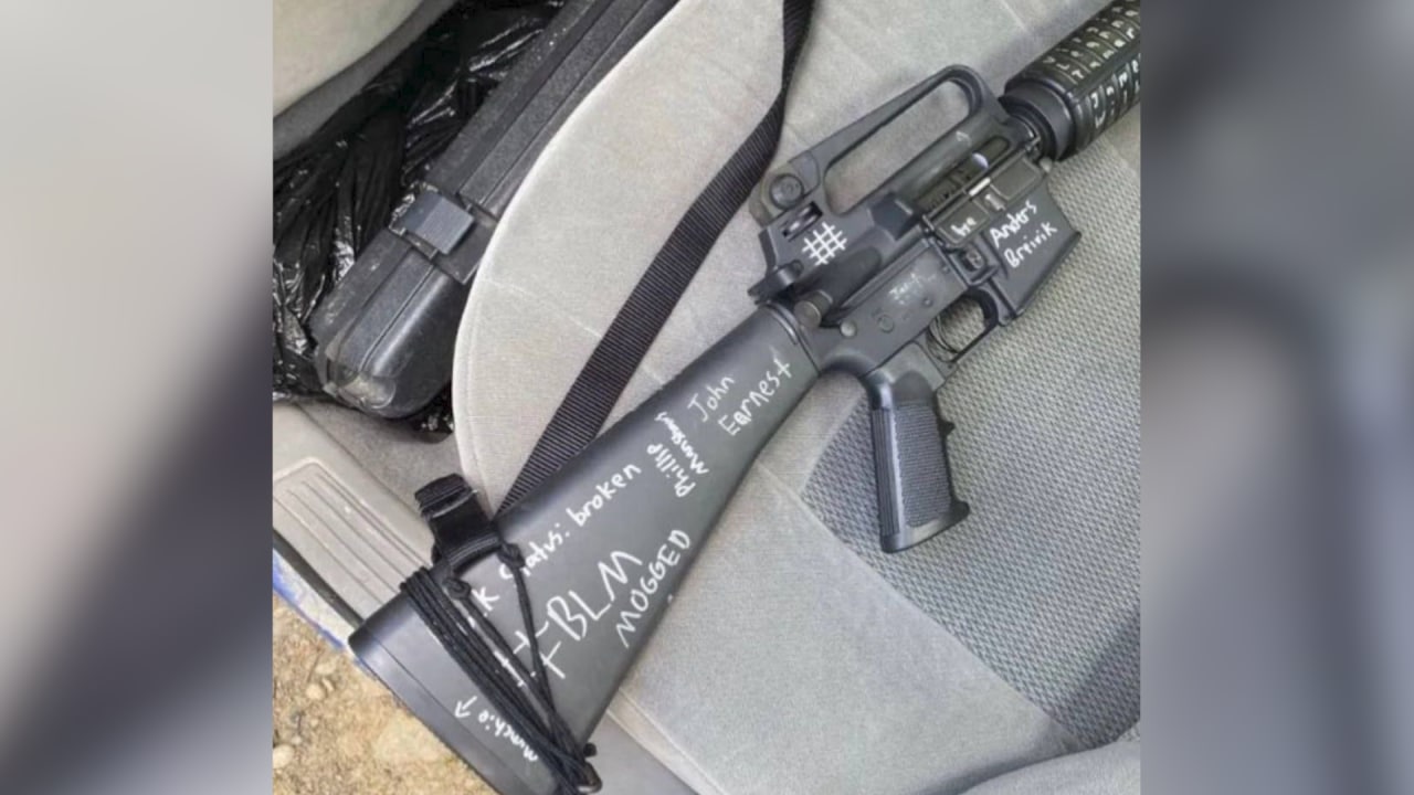 Винтовка стрелка в американском Буффало с именами террористов. Фото © SHOT