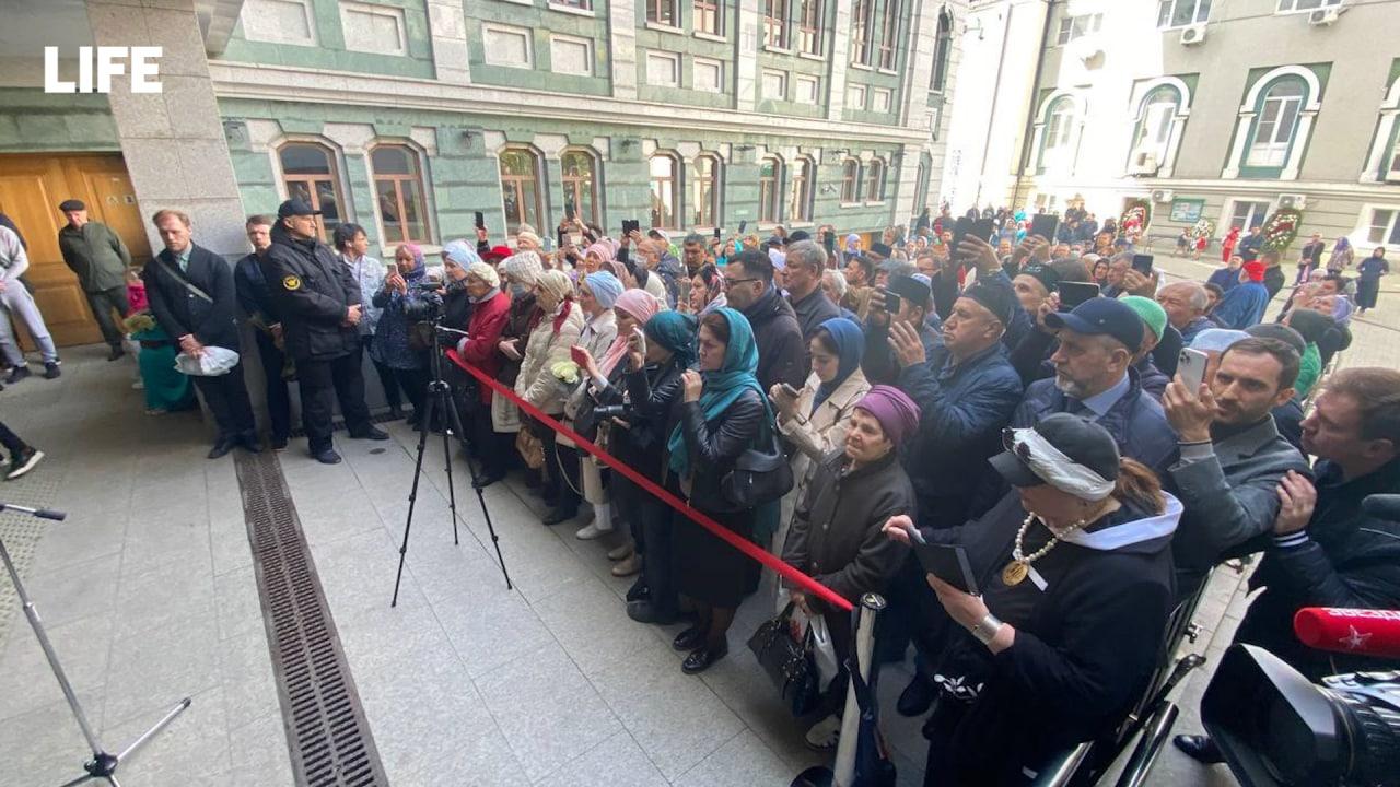 Люди пришли к Московской соборной мечети, чтобы проститься с певцом Ибрагимовым