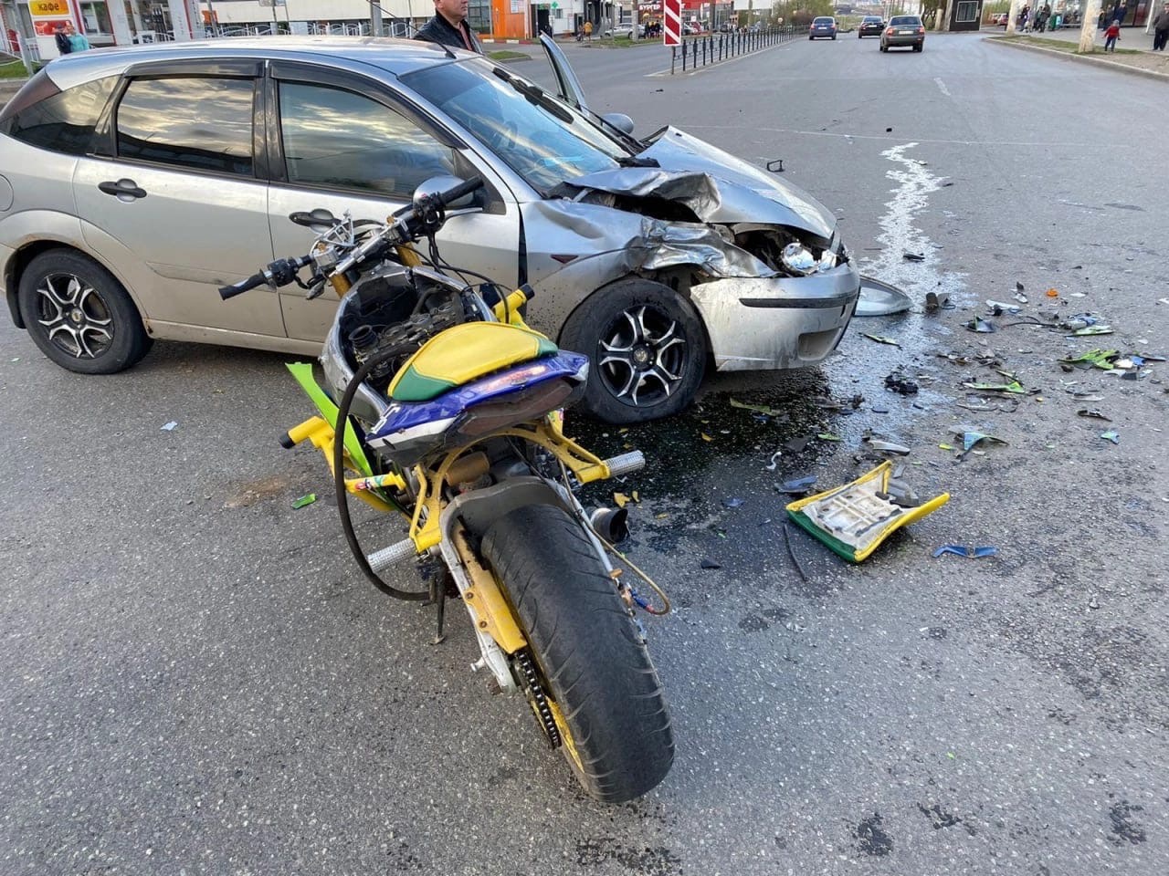 Мотоциклист протаранил легковушку и вместе с пассажиркой сделал сальто в Ижевске