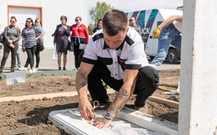 Конкурс по украшению могил. Фото © ngs.ru