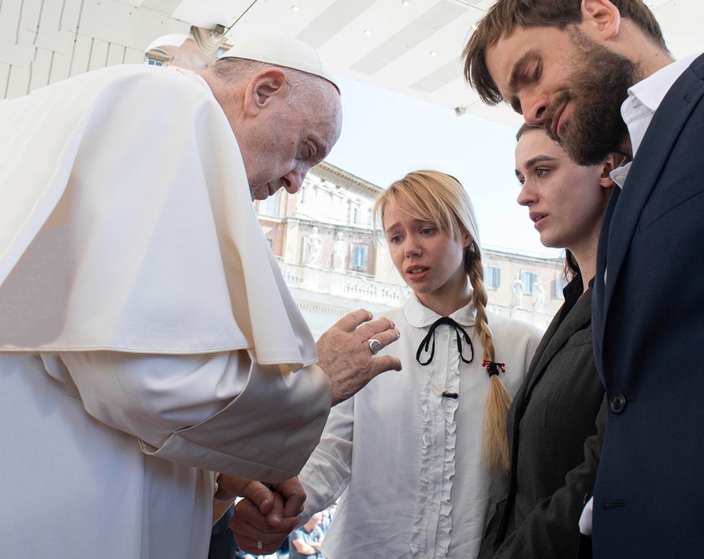 Папа римский на встрече с жёнами боевиков "Азова" в Ватикане, 11 мая 2022 года. Фото © ТАСС / ANSA via ZUMA Press