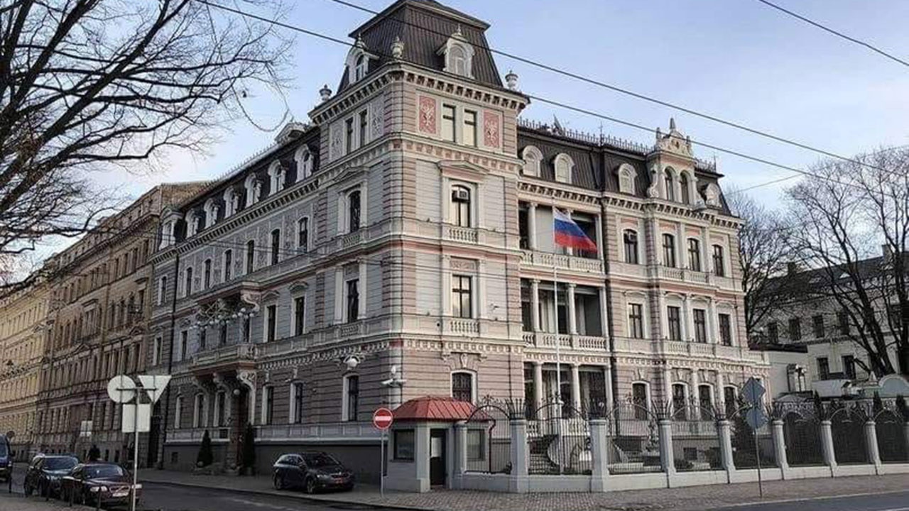 Посольство РФ направило ноту протеста в МИД Латвии из-за осквернения советского памятника