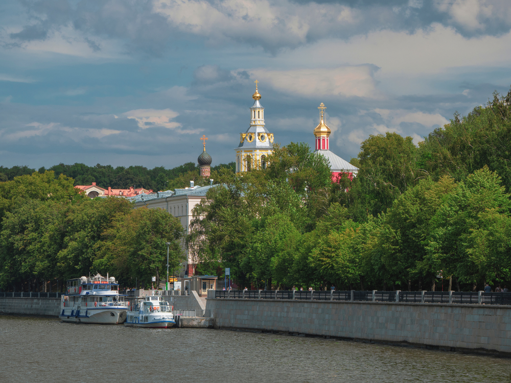 Вид на Андреевский причал и Российскую академию наук. Фото © Shutterstock
