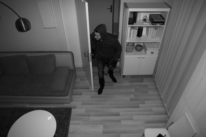 Бывший любовник ограбил москвичку и связал её детей, но случайно напился и уснул в квартире