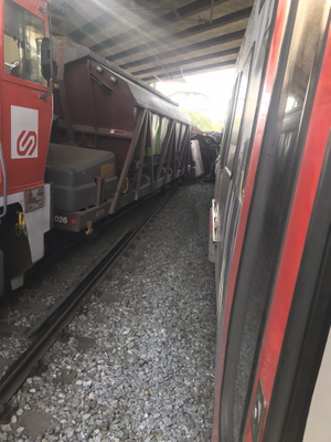 Столкновение пассажирского поезда с товарным в Испании. Фото © Twitter / charlwhi
