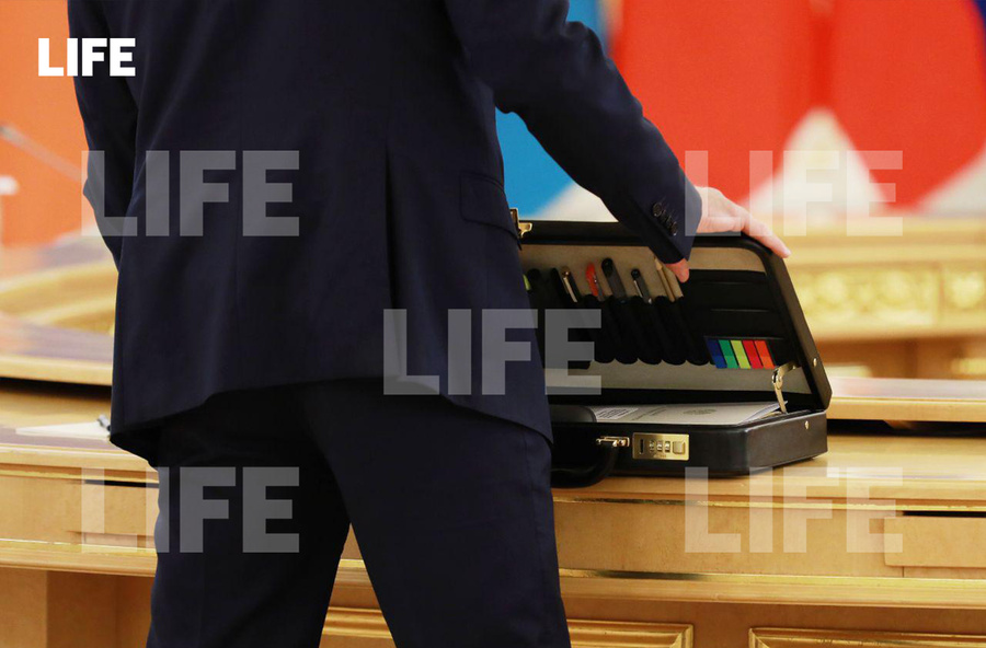 <p>Белорусский лидер Александр Лукашенко взял на саммит государств – членов ОДКБ чёрный чемодан. Фото © LIFE</p>