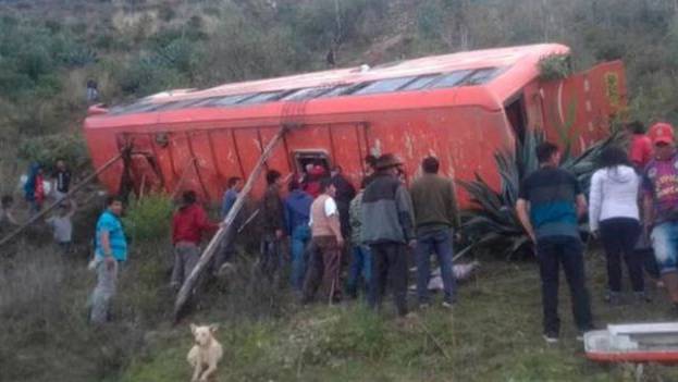 Упавший с обрыва автобус в Перу. Фото © Then24