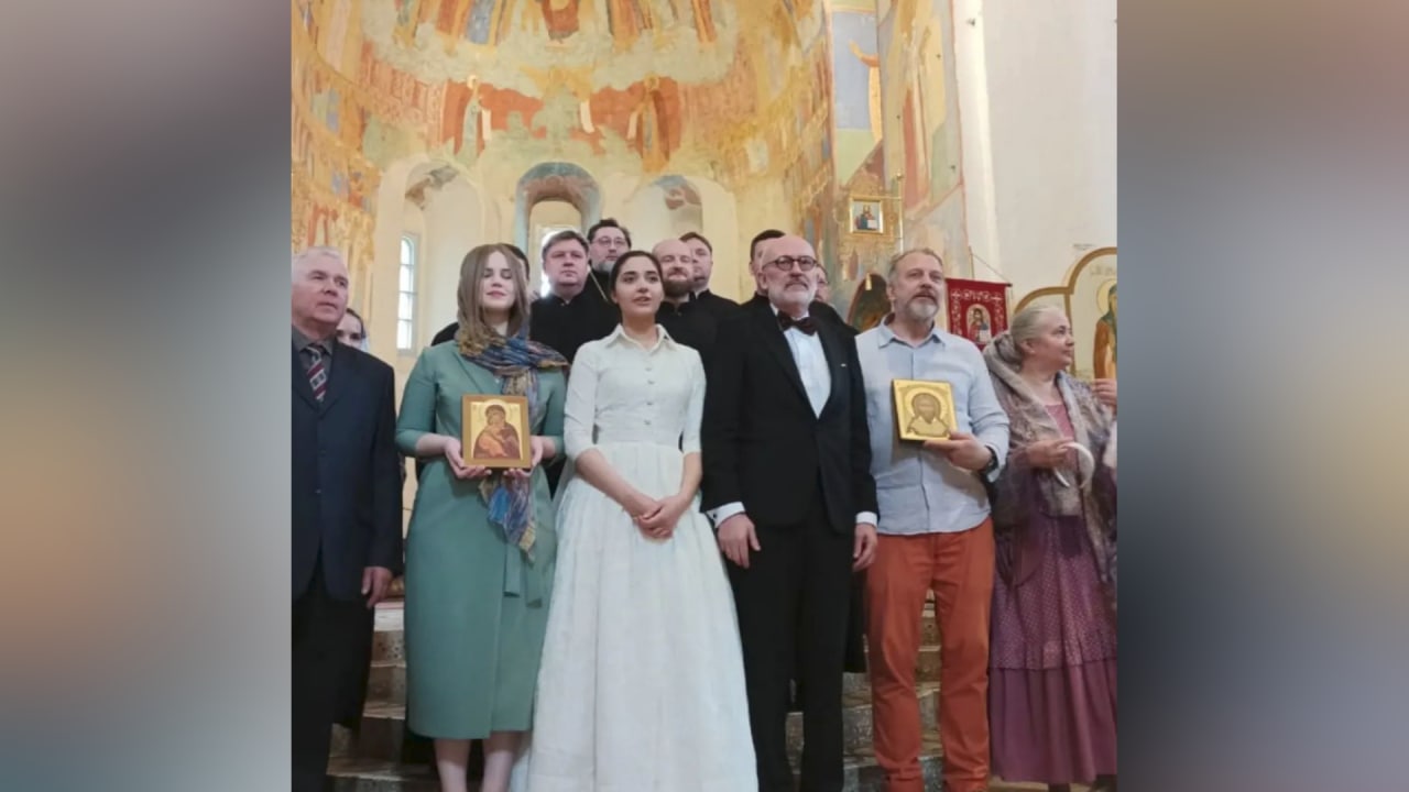 58-летний Александр Гордон и его 20-летняя супруга София Каландадзе обвенчались в монастыре в Суздале. Фото © Instagram (запрещён на территории Российской Федерации) / arfistka85