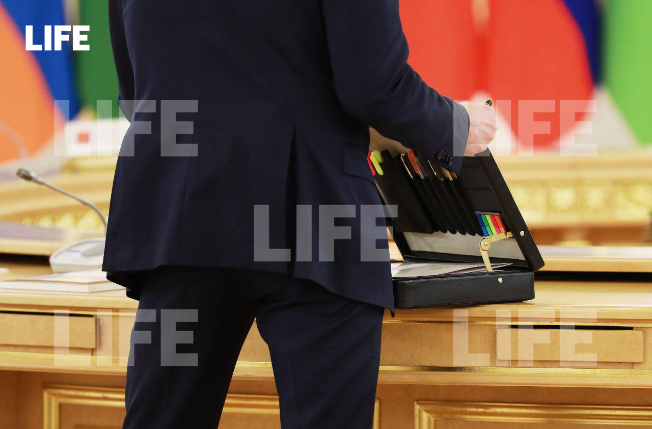 Содержимое знаменитого чёрного чемоданчика Александра Лукашенко. Фото © LIFE