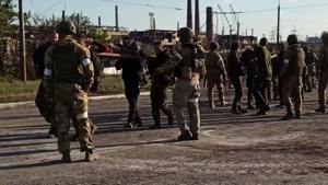 Минобороны РФ показало видео сдачи в плен сотен украинских военных с "Азовстали"