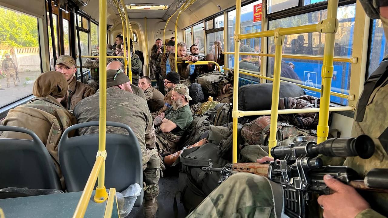 Автобусы с украинскими пленными прибыли в посёлок Еленовка Волновахского района. Фото © Telegram / SHOT