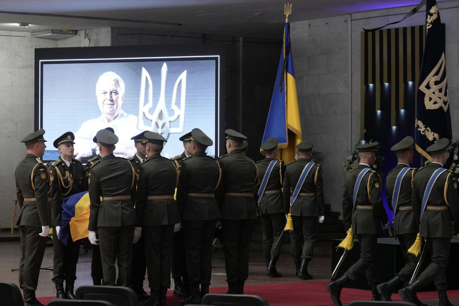 <p>Гроб с телом Леонида Кравчука занесли в Украинский дом. Фото © Christopher Furlong / Getty Images</p>