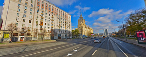 Слева сталинка, квартирой в которой владеет Сергей Беляков. Фото © Яндекс Карты