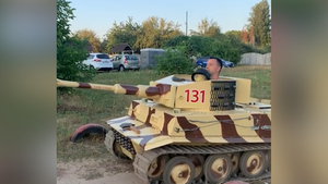 Арестович показал, как умеет кататься на игрушечном танке
