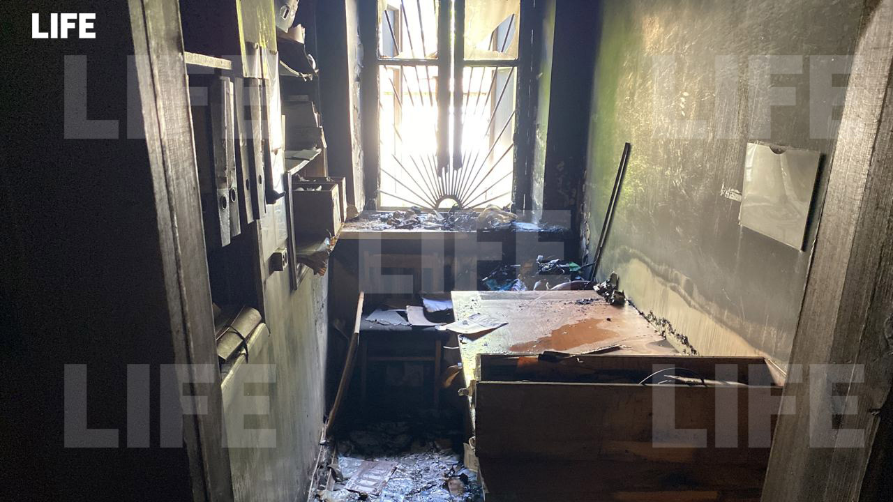 Возгорание бумаг в кабинете архива в военкомате в Щёлкове. Фото © LIFE