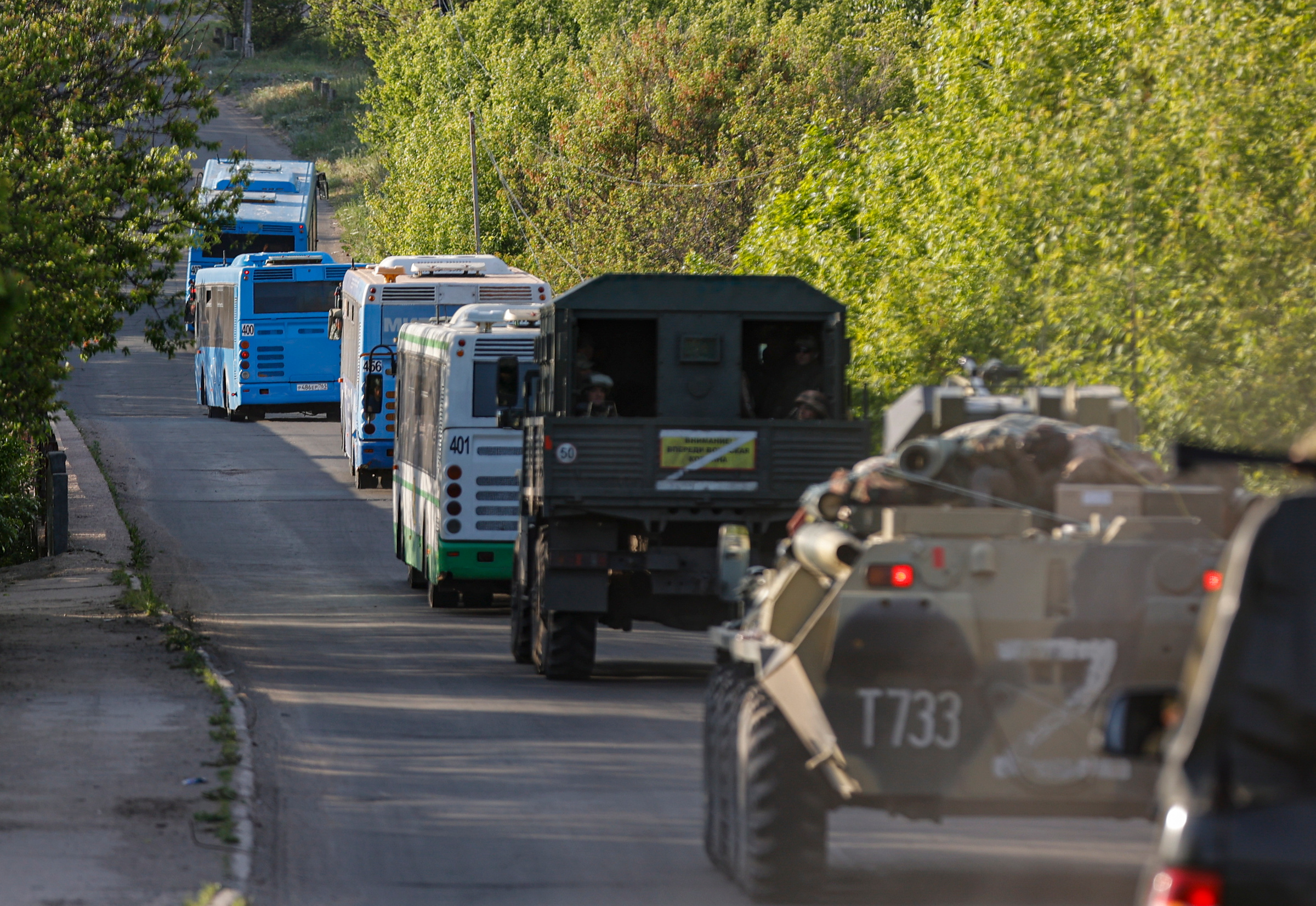 Автобусы со сдавшимися украинскими военнослужащими выезжают с территории завода "Азовсталь" в сопровождении российских военных. Фото © ТАСС / ЕРА / ALESSANDRO GUERRA