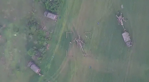  Дрон-камикадзе в действии: Опубликовано видео уничтожения американских гаубиц M777 на Украине