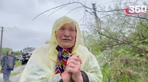 "Привыкла есть по капельке": Бабушка из самого обстреливаемого района ДНР поблагодарила за гумпомощь 