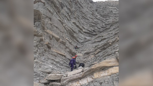 Краевые спасатели Анапского отряда спускают тело погибшего туриста с горы. Фото © t.me / anapa_kuban_spas