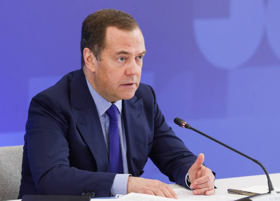 Медведев заявил, что Россия не будет экспортировать продовольствие в ущерб себе