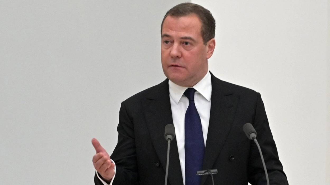 Медведев: Запад даёт санкциям задний ход, 