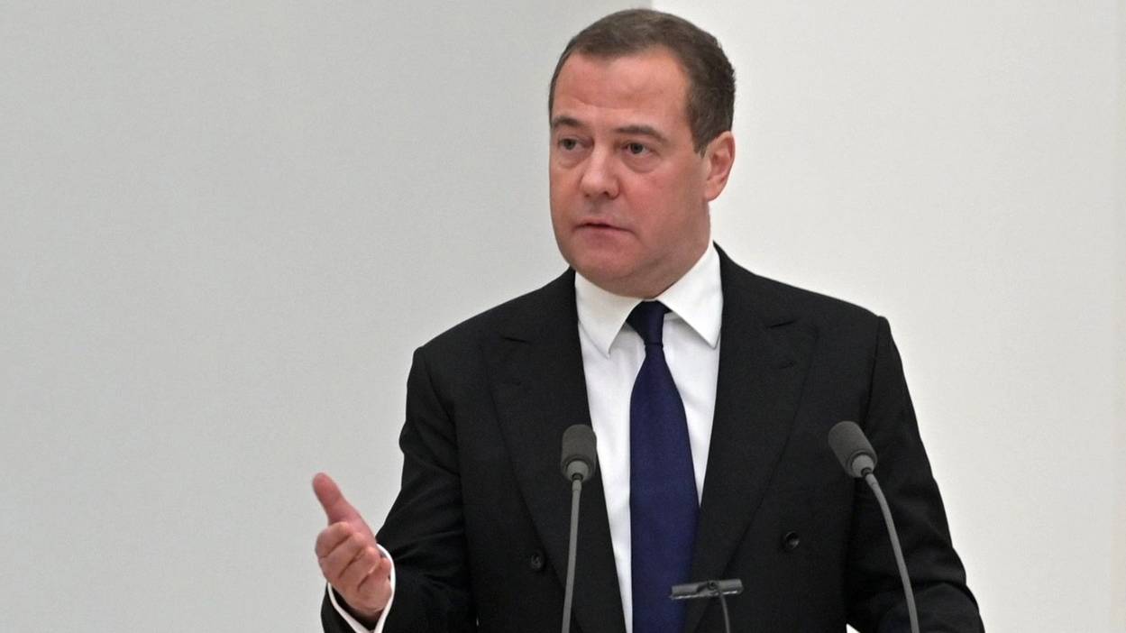 Медведев: Запад даёт санкциям задний ход, когда речь о жизненно важных вещах