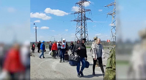 "Нас военные не выпускали": Минобороны публикует видео эвакуации гражданских с "Азовстали"
