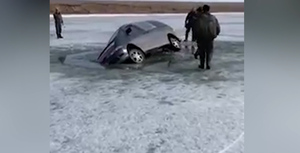 Водитель минивэна погиб, провалившись под лёд во время дрифта на реке Ангаре